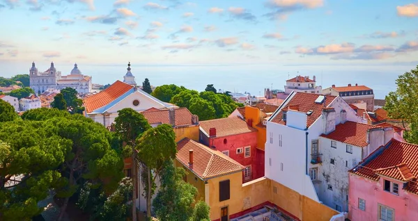 Lisabon Portugalsko. Pohled shora na střechy okresu Alfama — Stock fotografie