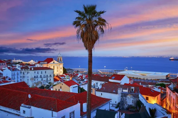 Лісабонська панорама заходу сонця. Португалія. Вечірня мальовнича картина — стокове фото