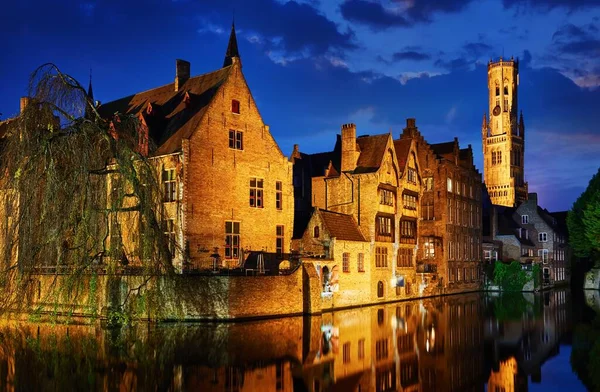 Bruges Bélgica noite por do sol com céu azul — Fotografia de Stock
