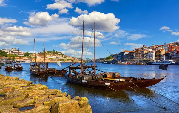 Porto Portugal. Vintage boat with barrel port — Zdjęcie stockowe