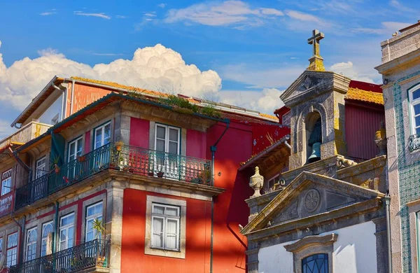 Porto, Portugal. Azulejo tegels op muren van huizen — Stockfoto