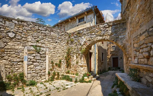 Croatia Istria. Ancient abandoned medieval town Plomin. — Stockfoto