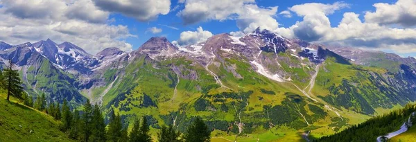 Grossglockner Alpine Road Panoramic view (Grossglockner-Hochalpenstrasse), Avusturya. Avusturya Alplerinde yüksek dağlar manzarası.