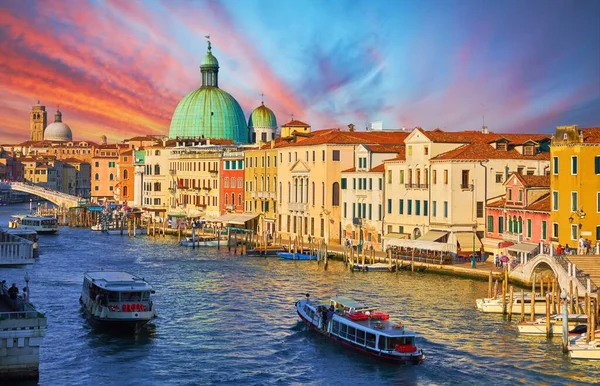 威尼斯大运河意大利 俯瞰风景如画的风景城和大教堂圣西蒙尼皮科洛的全景 船刀在水面上 夏日阳光灿烂 蓝天白云弥漫 — 图库照片