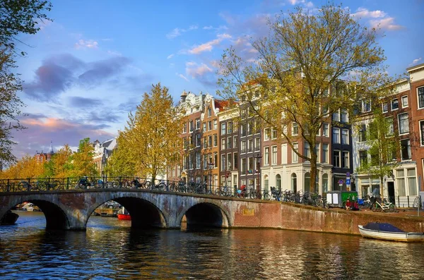 Ponte Sobre Canal Amsterdã Holanda Casas Rio Amstel Marco Velho — Fotografia de Stock