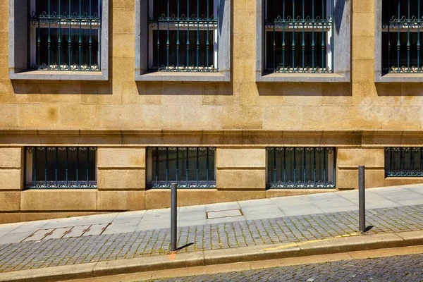 Архитектурные Детали Лиссабона Столицы Португалии Окна Стенах Здания Вдоль Наклонной — стоковое фото