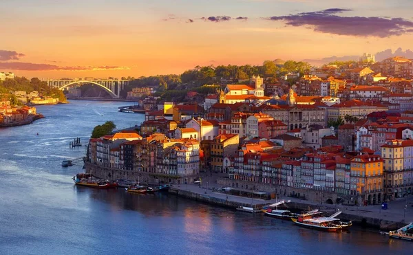 Starożytne Miasto Porto Portugalia Zachód Słońca Nad Sylwetkami Panorama Dachów — Zdjęcie stockowe