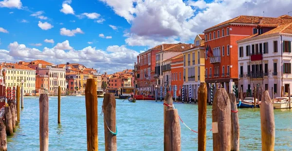 威尼斯 威尼托地区 意大利 大运河全景 意大利的历史建筑 蓝天白云 风景如画 阳光灿烂的夏日 — 图库照片