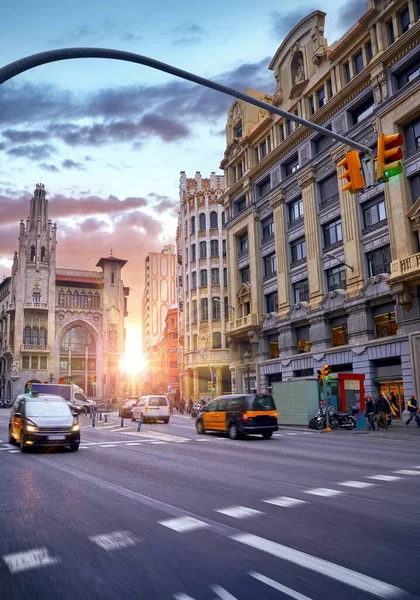 Barcelona España Amplia Avenida Con Coches Amarillos Taxi Edificios Altos — Foto de Stock