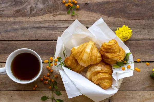 Lanche Sobremesa Croissant Papel Com Arranjo Chá Quente Flat Lay — Fotografia de Stock