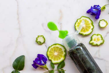 Bitkisel şampuan özütü kaffir limon sağlık hizmetleri yaşam tarzı temizlik düzenleme saç yıkama düz arka plan beyaz yatıyordu