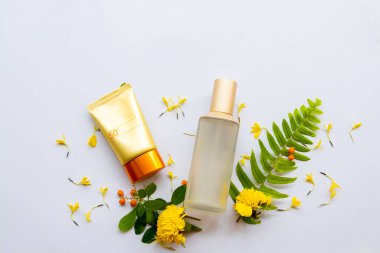 Güneş kremi spf50, tonerler serum kozmetik sağlık hizmetleri yaşam tarzı kadın düzenleme cilt yüzü düz arka plan beyaz üzerine yatıyordu