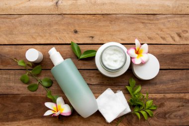 Besleyici krem ile terapi tonerleri bitkisel kozmetik güzellik hizmetleri hayat tarzı kadın düzenleme cilt için düz arka plan ahşap üzerinde yatıyordu