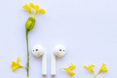 Dinleme düzeninin beyaz kulaklığı arka plan beyaz üzerinde yaşam tarzı kartpostal tarzı yatıyordu