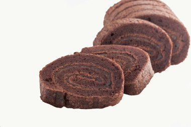 Çikolatalı reçelli tatlı. Lezzetli düzenleme. Arka planda bembeyaz yatıyordu.