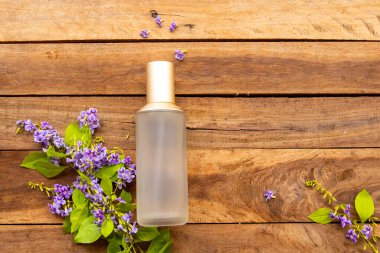 Terapi ilk serum tonerleri doğal kozmetik ürünleri cilt için bitkisel sağlık hizmetleri kadın düzeninin güzelliği arka plandaki ahşap üzerine yatıyordu.