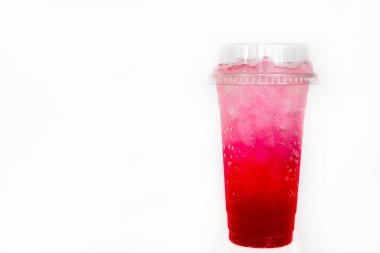 Yaz düzenlemelerinde dinlenmek için soğuk kırmızı soda kokteyli arka planda beyaz kartpostal tarzı uzanıyordu. 