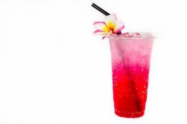 Yazın dinlenmek için soğuk kırmızı soda kokteyli. Frangipani çiçek aranjmanı arka planda beyaz kartpostal şeklinde. 