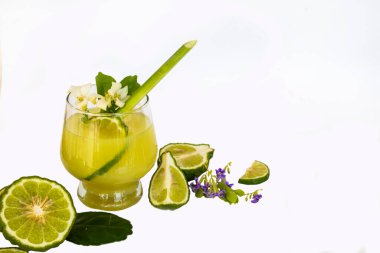 bitkisel sağlıklı içecekler buzlu kaffir limon kokteyl suyu bergamot dilim ile asya düzenleme düz döşeme tarzı arka plan beyaz