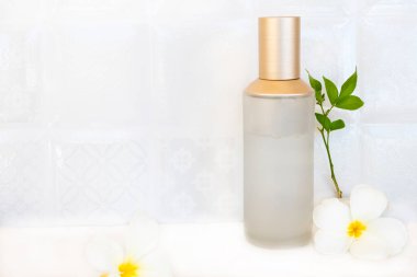 Terapi ilk serum tonerleri doğal kozmetik ürünleri cilt için bitkisel sağlık hizmetleri kadın düzenleme güzelliği düz arka planda yatıyordu beyaz