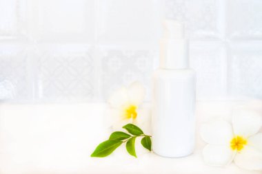 Cilt için yoğun beyazlatma serumu. Kadın düzenlemesinin güzelliği. Arka planda düz bir şekilde yatıyordu.