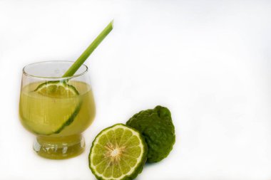 Bergamot dilimli buzlu kaffir limonlu bitkisel sağlıklı içecekler Asya düzeninin yerel bitki örtüsü arka planda beyaz renkte yatıyordu.