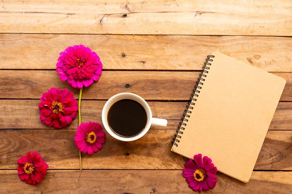 Σημειωματάριο Σχεδιαστής Για Την Εργασία Των Επιχειρήσεων Ζεστό Καφέ Λουλούδια — Φωτογραφία Αρχείου