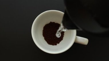 Klipsli sıcak su lapası, fincanda sade kahve, düzleştirici, arka planda sade.