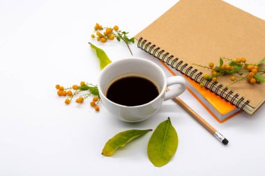 Sıcak kahve düzenleme ile iş yapmak için dizüstü bilgisayar planlayıcısı arka plan beyaz üzerine uzanma biçimi 