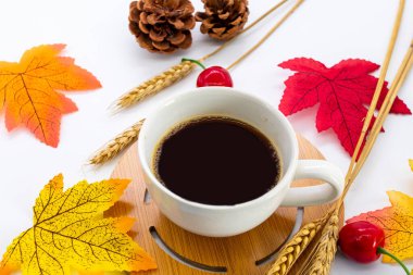 Sonbahar sezonunda yapraklı sıcak kahve espresso arka planda beyaz bir kartpostal şeklinde yatıyordu.