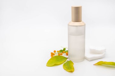 Terapi ilk serum tonerleri doğal kozmetik ürünleri cilt için bitkisel sağlık hizmetleri kadın düzenleme güzelliği düz arka planda yatıyordu beyaz