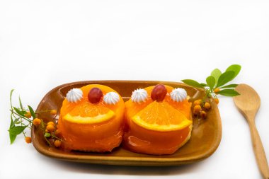 Portakallı kek, tatlı, lezzetli düzenleme arka plan beyazına yaslanmış. 