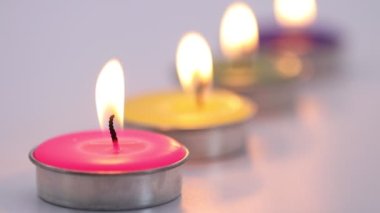 Video klipleri bitkisel renkli mum aromaterapi kokuları çiçek düzenleme düz arka plan beyaz üzerine uzanma biçimi 