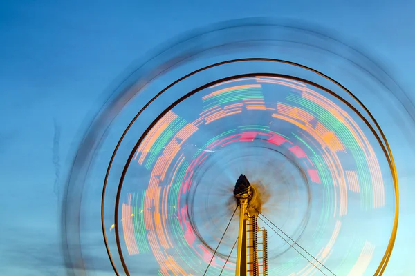 Roda gigante com movimento luzes embaçadas — Fotografia de Stock