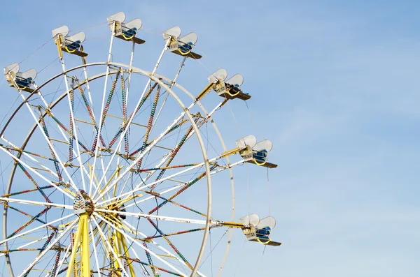 Ferris wheel during a sunny day — Stock Photo, Image