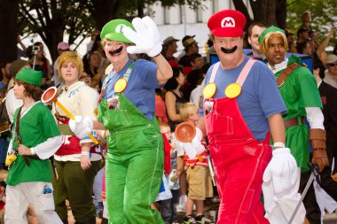 nintendo hayranları oyun karakterleri yıllık dragoncon geçit töreninde Mart gibi giyinmiş