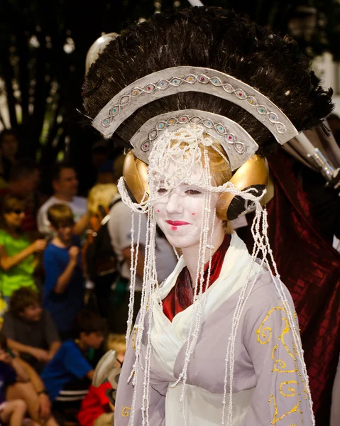 Un fan de Star Wars vestido como la Princesa Amadalla marcha en el desfile anual de DragonCon —  Fotos de Stock