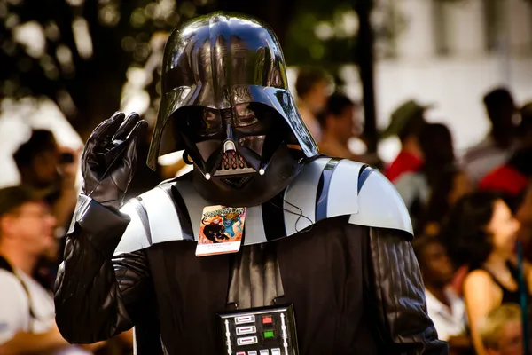 ATLANTA - 1 de septiembre: Un fan de Star Wars vestido como Darth Vader marcha en el desfile anual de DragonCon el 1 de septiembre de 2012. DragonCon se presenta como la convención de ciencia ficción más grande del mundo . —  Fotos de Stock