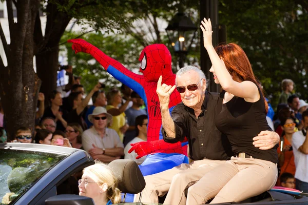 Spider-Man alkotó Stan Lee hullámok, a tömeg az éves Dragoncon felvonulás — Stock Fotó