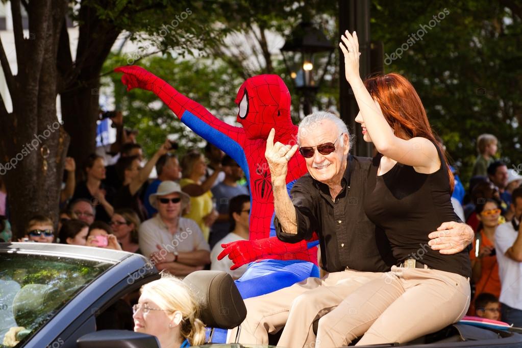 El creador de SpiderMan Stan Lee saluda a la multitud en el desfile