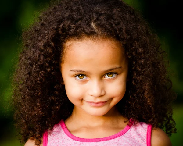 Retrato al aire libre de una chica afroamericana bastante mestiza — Foto de Stock