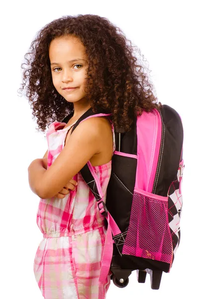 Raça mista menina afro-americana vestindo mochila para a escola contra fundo branco — Fotografia de Stock