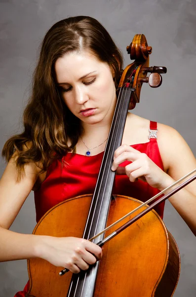 年轻女子大提琴演奏家 — 图库照片