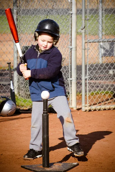 T ボール練習中にバッティングの少年 — ストック写真