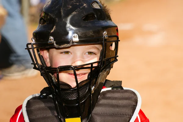 Retrato del niño con el equipo del receptor encendido durante juego de béisbol — Foto de Stock