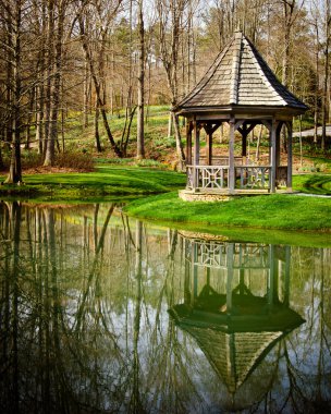 Çardak park ortamda erken Bahar