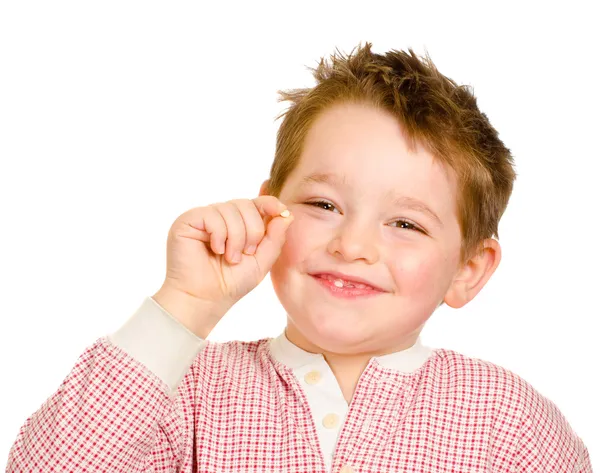 Niño mostrando su diente perdido aislado en blanco — Foto de Stock