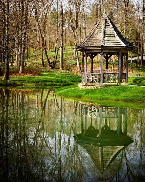 Gazebo en el entorno del parque a principios de primavera — Foto de Stock