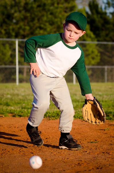 Fiatal gyermek fielding labdát, miközben játszik baseball — Stock Fotó