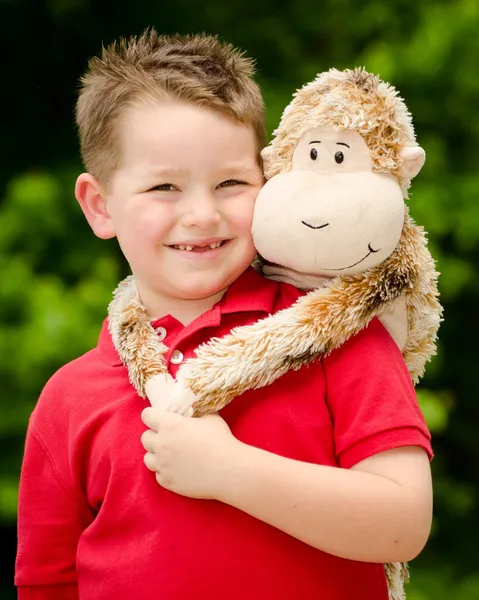 Портрет мальчика, играющего со своим игрушечным животным — стоковое фото